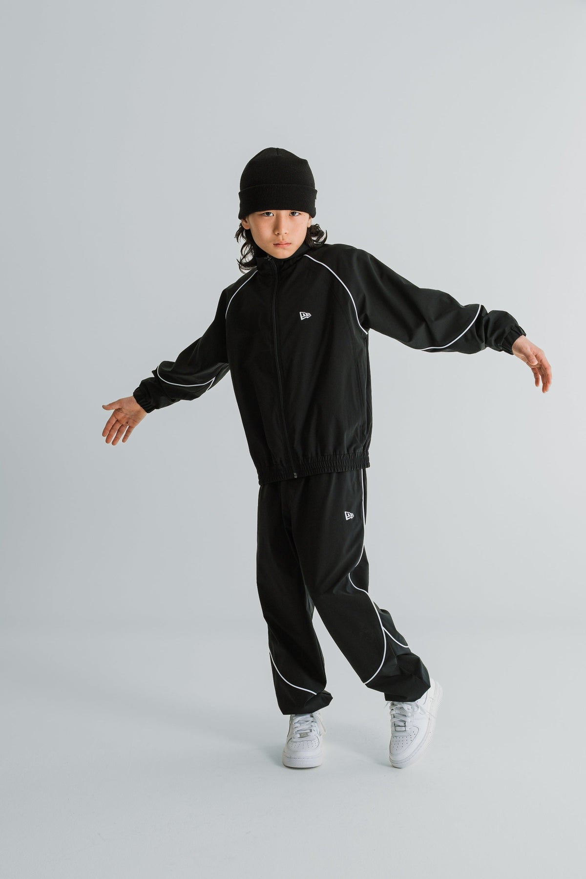 キッズ Youth オーバーサイズド パイピング ジャケット ボックスロゴ ブラック | パフォーマンスアパレル