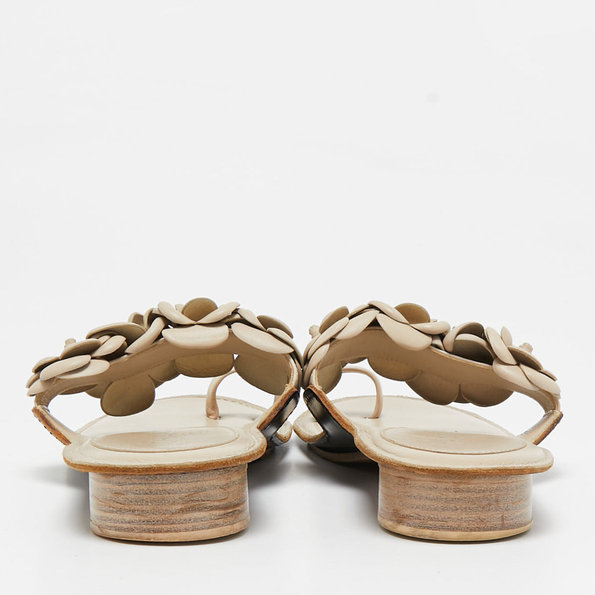 Chanel Cream Leather Camellia Toe Ring Flat Sandals Size 39